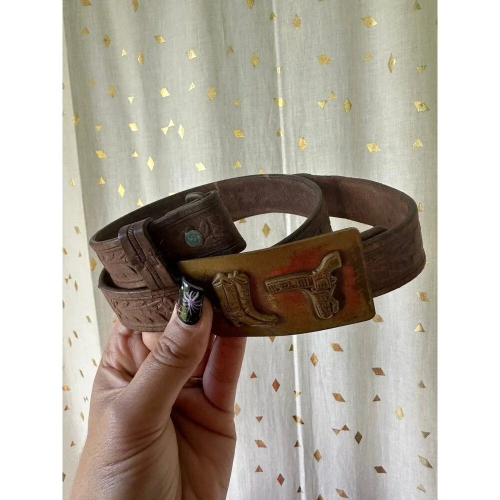 VTG The Larit Fort Worth Justin Brass Tone Buckle Embossed Tooled Leather Belt